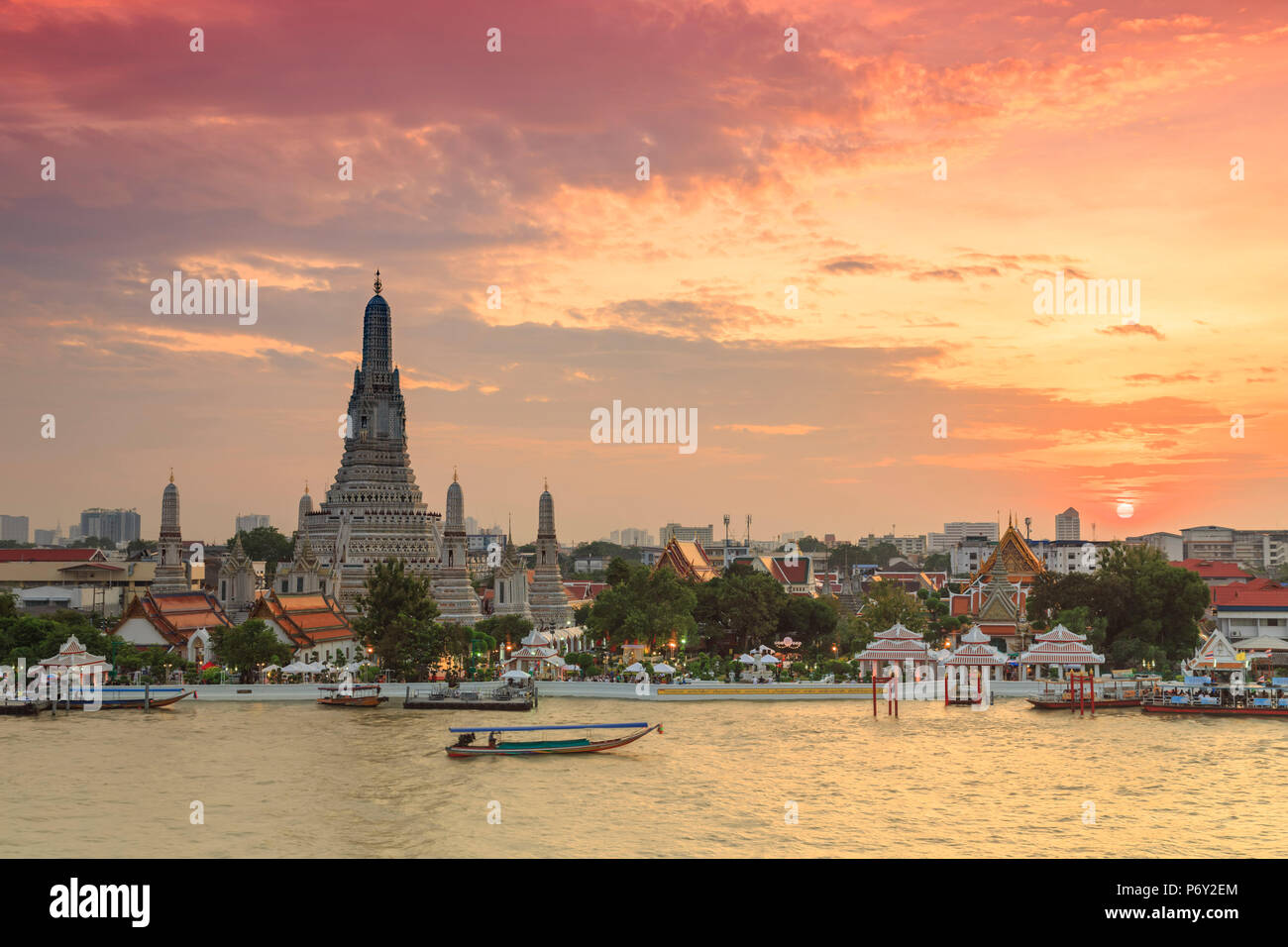 Thailandia, Bangkok, Wat Arun (il tempio dell'alba) e del Fiume Chao Praya Foto Stock