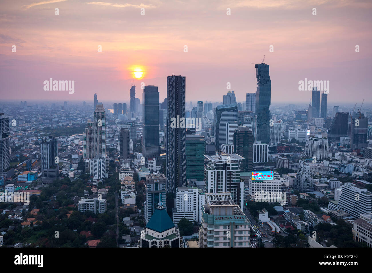 Silom e Sathorn skyline, Bangkok, Thailandia Foto Stock