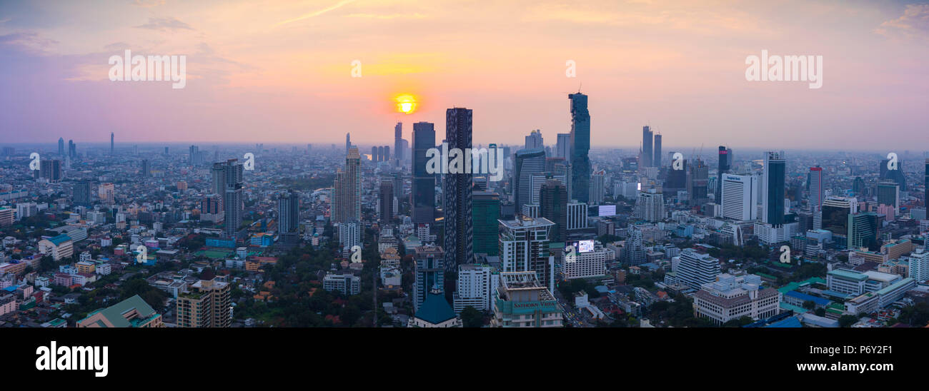 Silom e Sathorn skyline, Bangkok, Thailandia Foto Stock