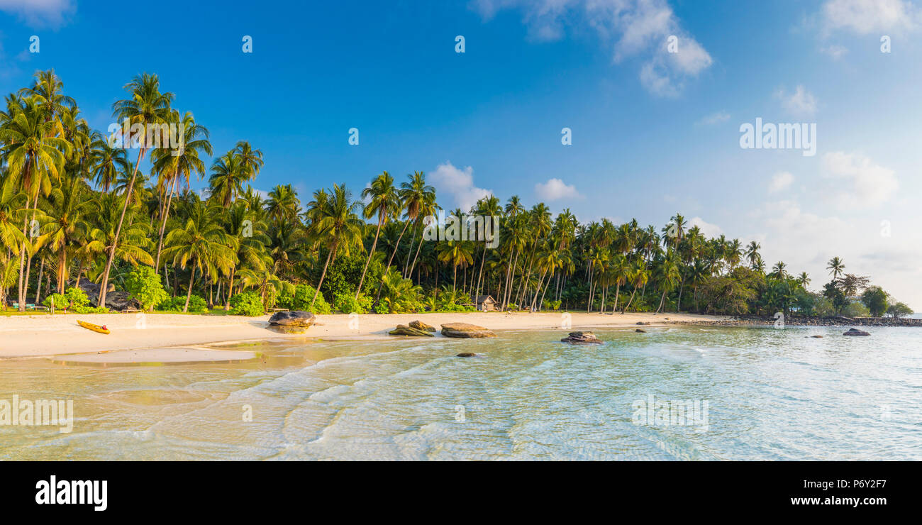 Spiaggia tropicale su un isola nr Ko Chang, Thailandia Foto Stock