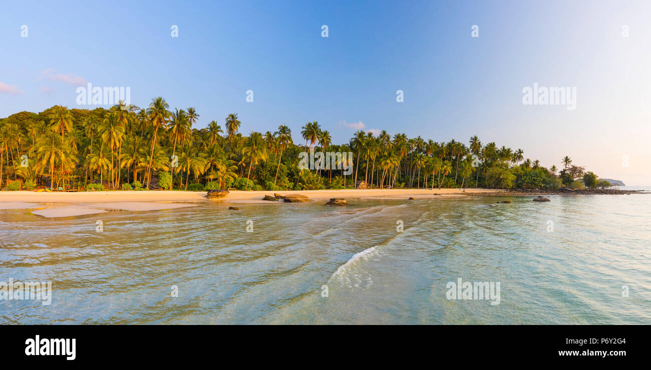 Spiaggia tropicale su un isola nr Ko Chang, Thailandia Foto Stock