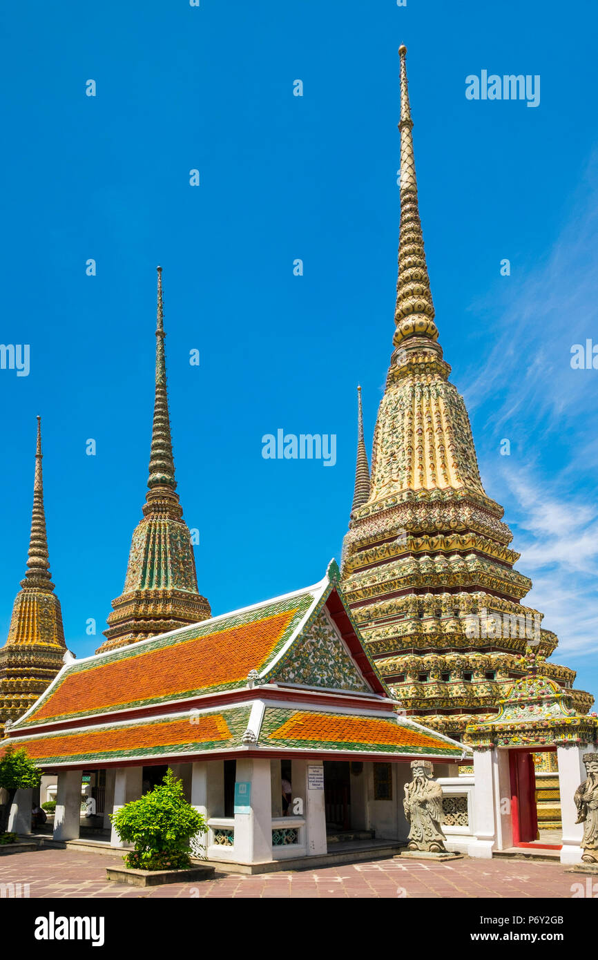 Gli stupa di Wat Pho (il Tempio del Buddha Reclinato), Bangkok, Thailandia Foto Stock