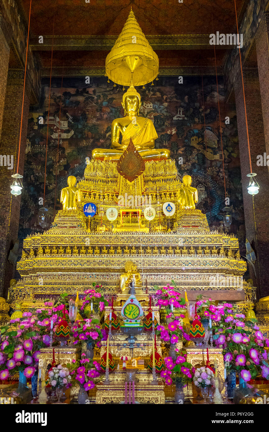 Altare maggiore interno del Phra Ubosot, Wat Pho (il Tempio del Buddha Reclinato), Bangkok, Thailandia Foto Stock