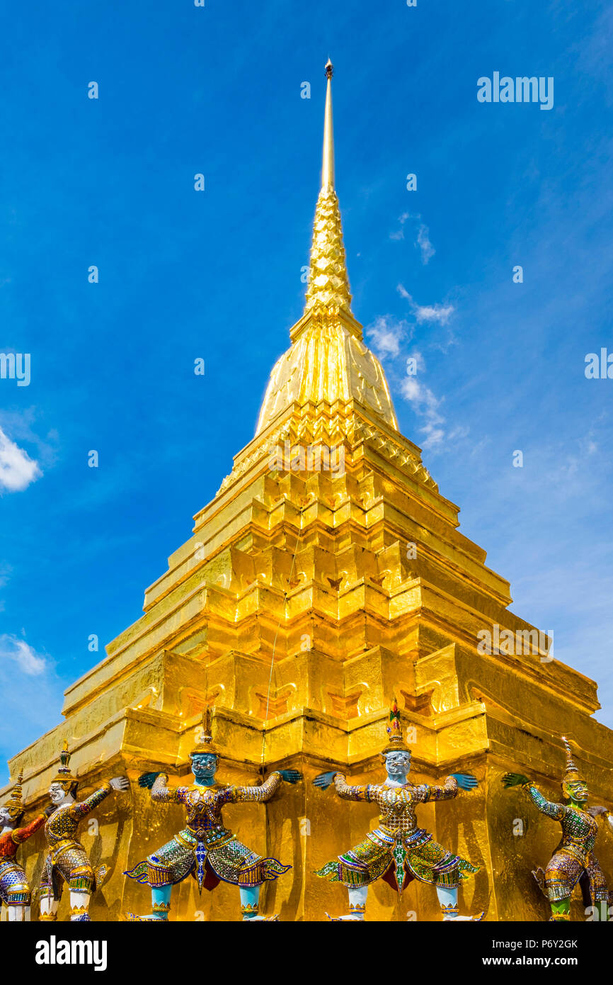 Stupa dorato al Tempio del Buddha di Smeraldo (Wat Phra Kaew), il Grand Palace complesso, Bangkok, Thailandia Foto Stock