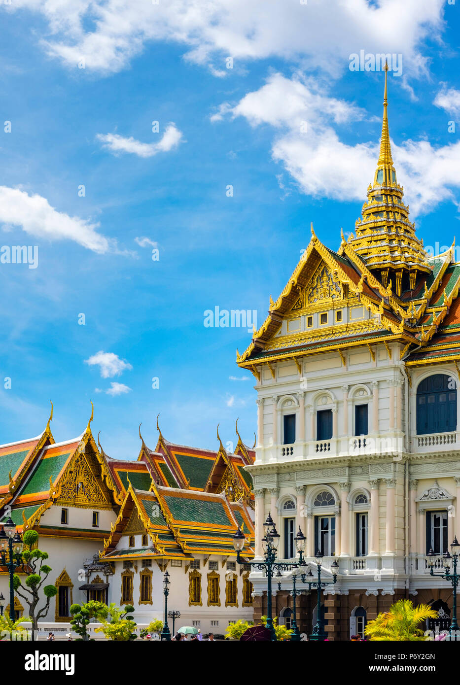 Phra Thinang Chakri Maha Prasat trono hall e tetti di Phra Maha Monthien gruppo, Grand Palace complesso, Bangkok, Thailandia Foto Stock