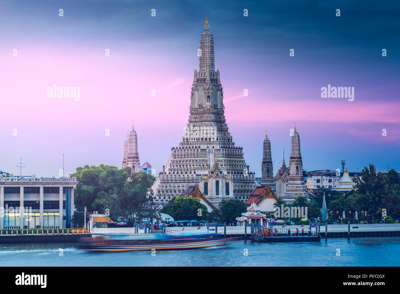 L'iconico Wat Arun tempio (il tempio dell'alba), Bangkok Yai, Bangkok, Thailandia. Foto Stock