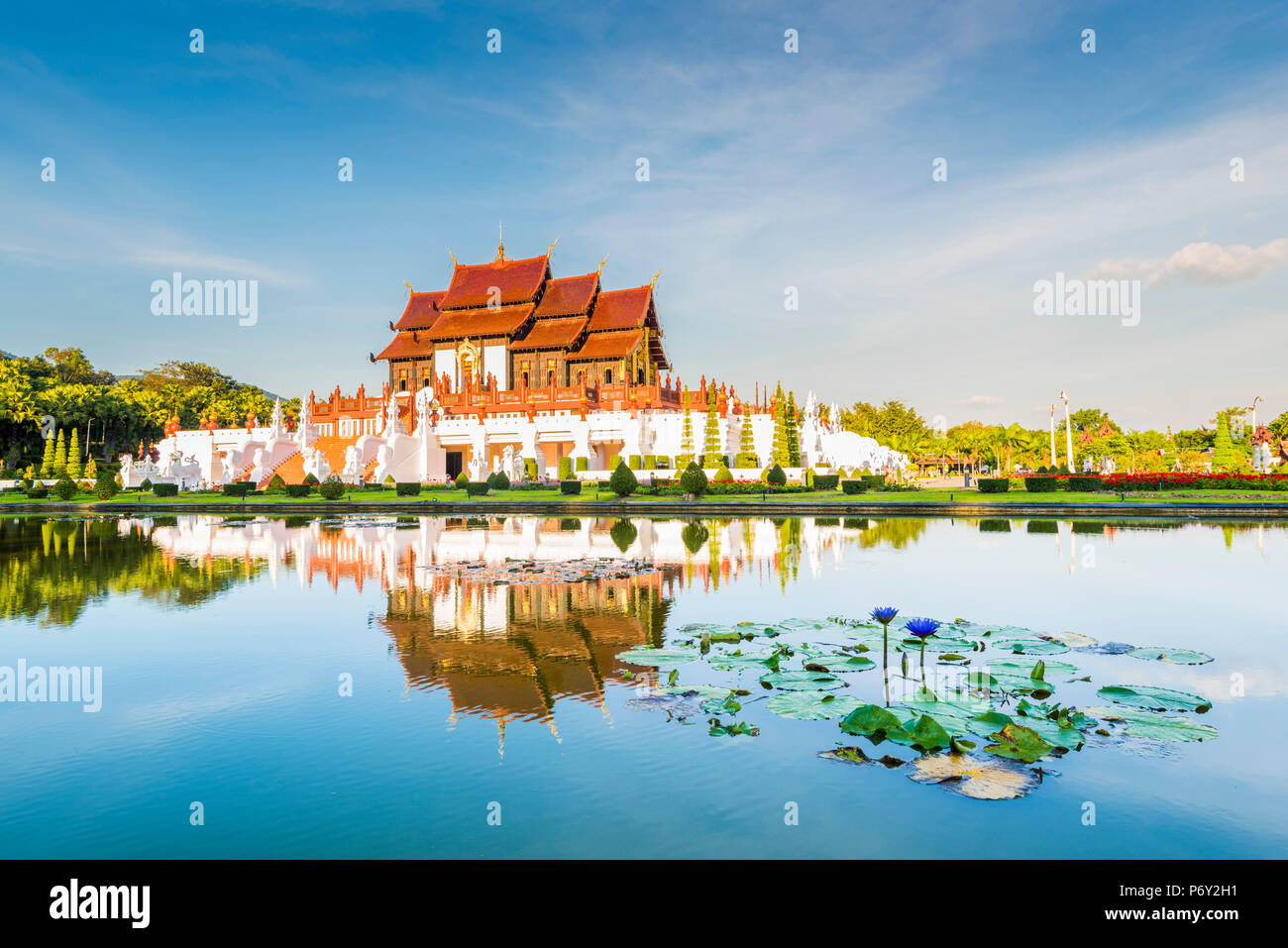 Royal Park Rajapruek, Chiang Mai, Thailandia. Royal Pavilion al tramonto. Foto Stock