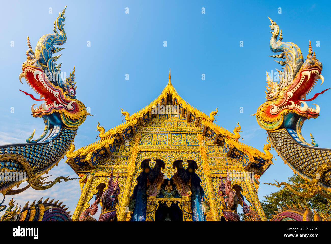 Wat Rong Suea dieci (Tempio Azzurro), Chiang Rai, Thailandia. Foto Stock