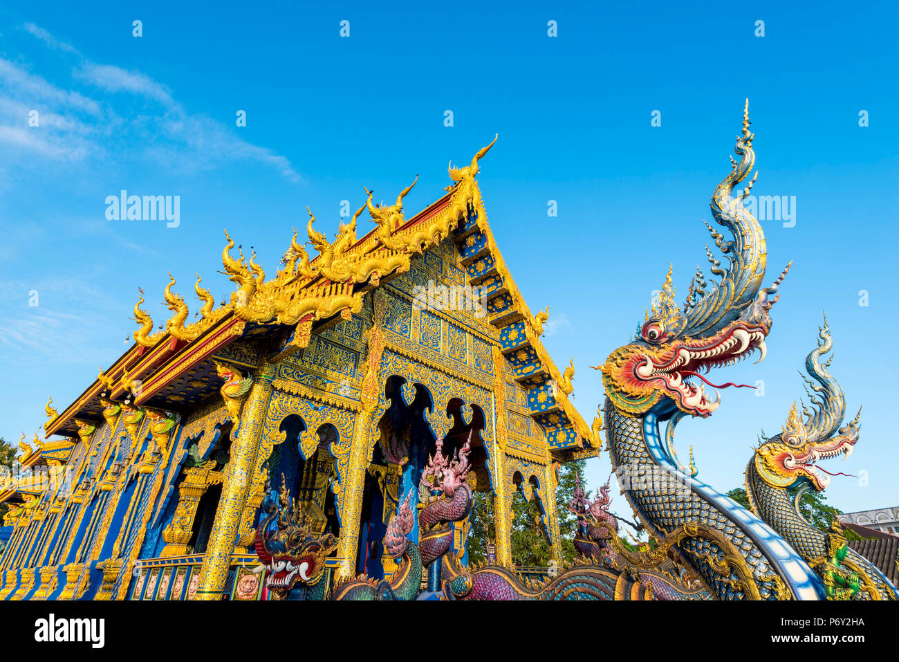 Wat Rong Suea dieci (Tempio Azzurro), Chiang Rai, Thailandia. Foto Stock