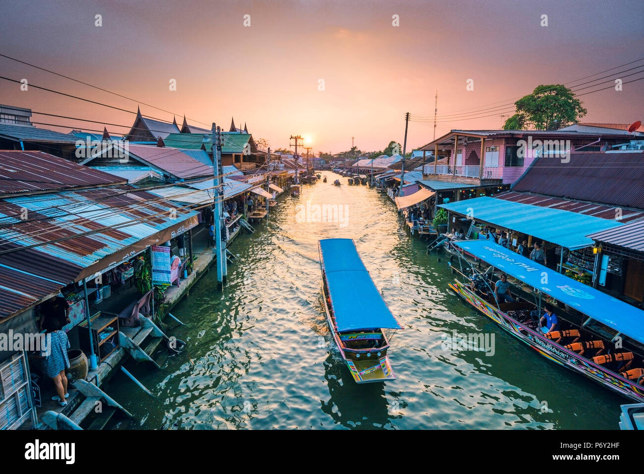 Mercato galleggiante di Amphawa, Samut Songkhram, Bangkok, Thailandia. Foto Stock