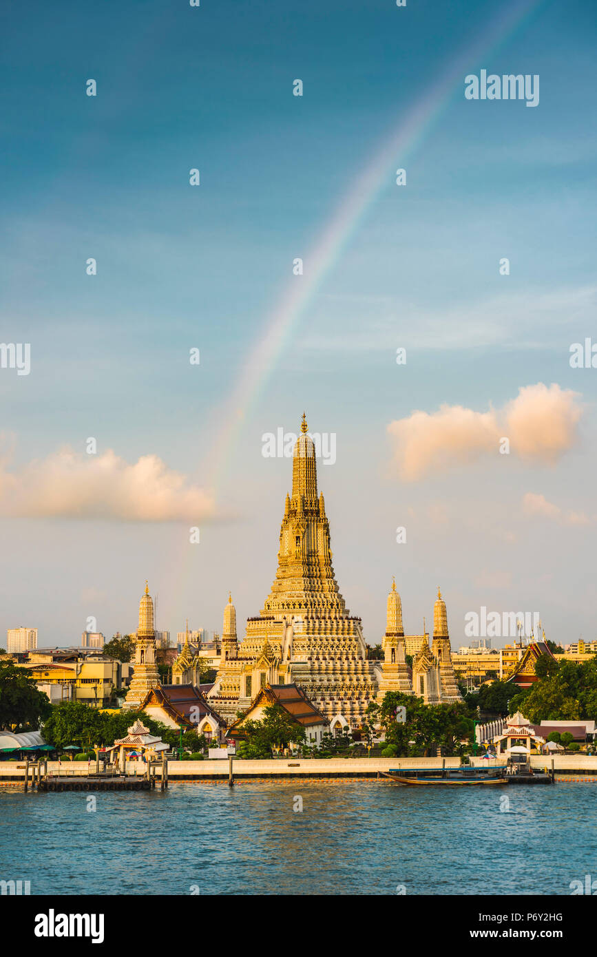 Rainbow over Wat Arun (il tempio dell'alba) e del Fiume Chao Praya, Bangkok, Thailandia Foto Stock