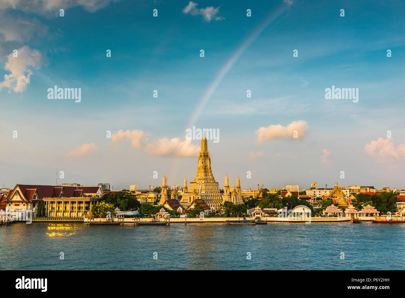Rainbow over Wat Arun (il tempio dell'alba) e del Fiume Chao Praya, Bangkok, Thailandia Foto Stock