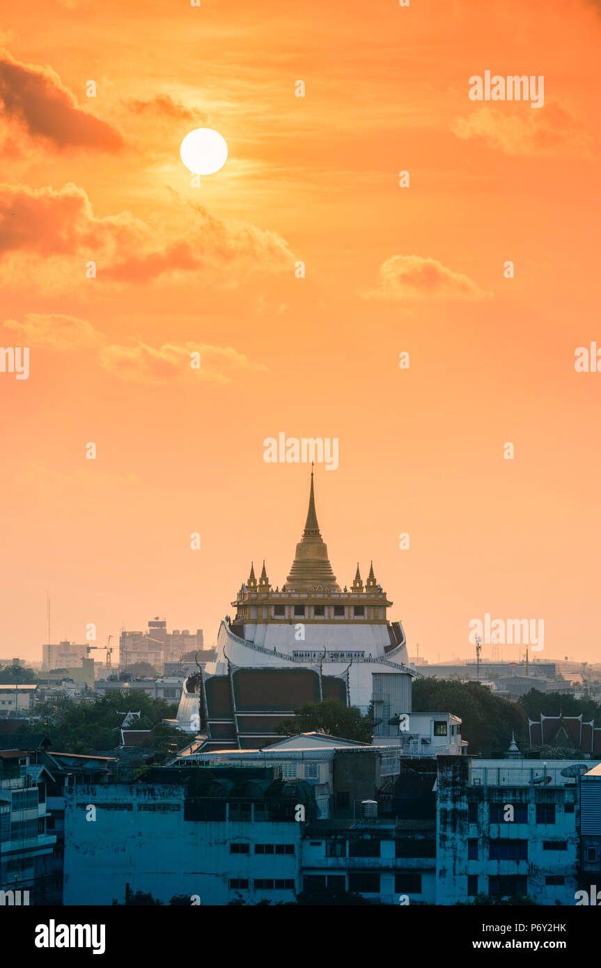 Wat Saket (tempio di montagna) al tramonto, Bangkok, Thailandia. Foto Stock