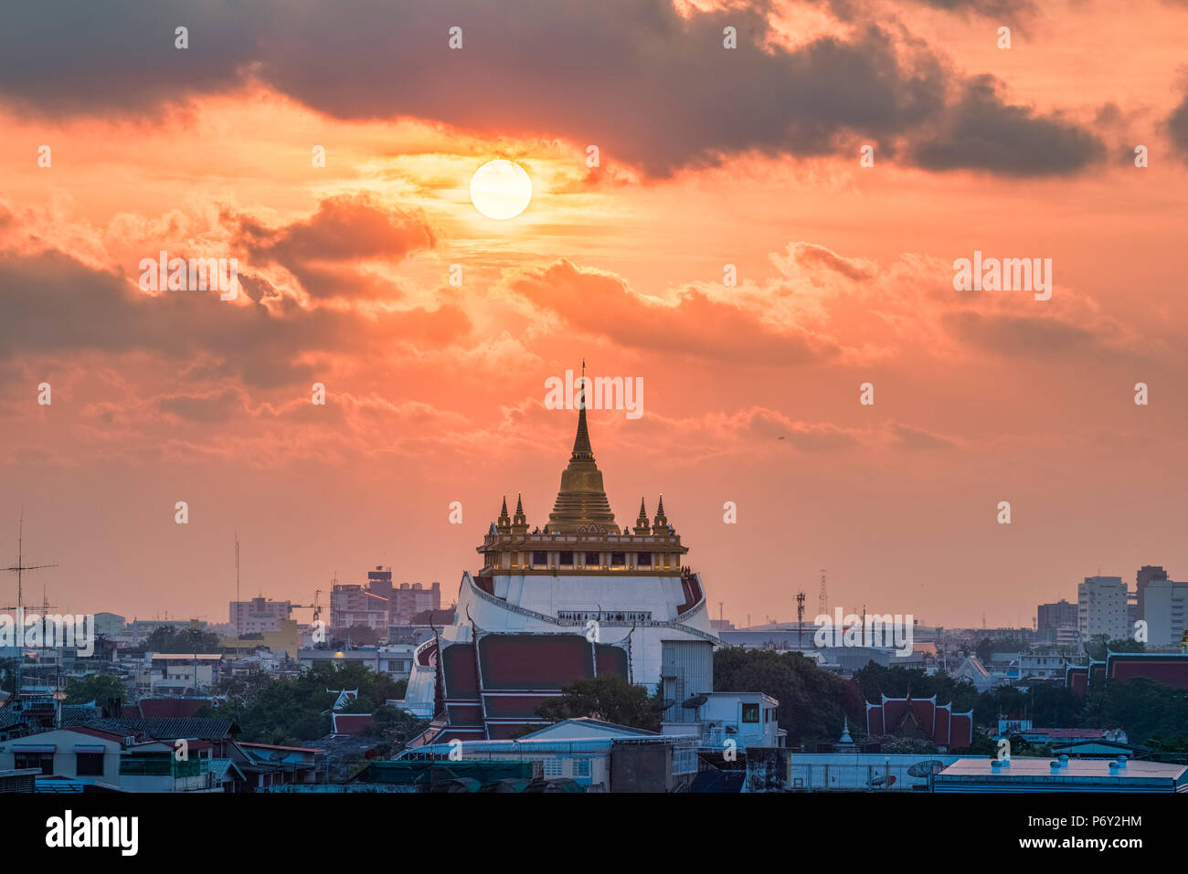Wat Saket (tempio di montagna) al tramonto, Bangkok, Thailandia. Foto Stock
