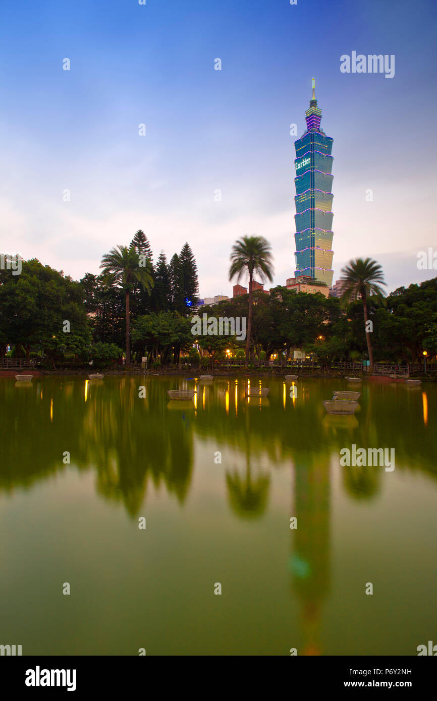 Taiwan, Taipei Taipei 101 riflettendo in stagno Foto Stock