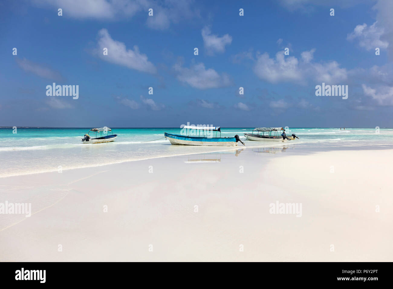 Le imbarcazioni a motore sono ormeggiati su un sandbar vicino a Island Resort, Zanzibar, Tanzania Foto Stock