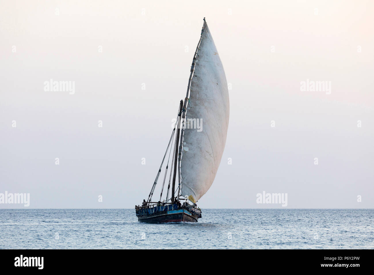 Un grande dhow porta cargo, Zanzibar, Tanzania Foto Stock