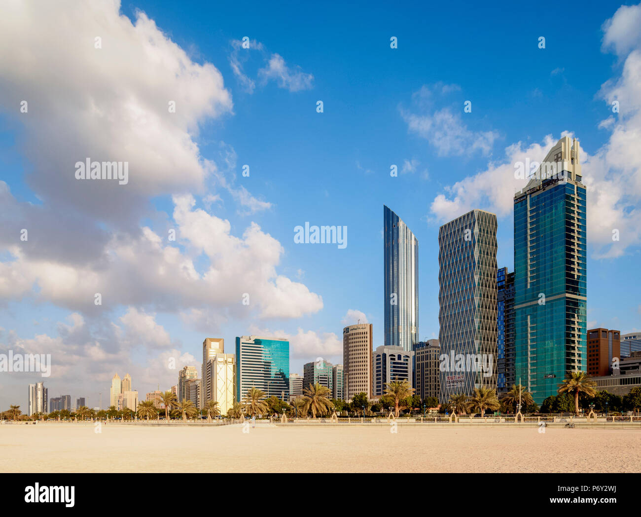 Abu Dhabi Beach con centro città Skyline compresi il World Trade Center, Abu Dhabi, Emirati Arabi Uniti Foto Stock