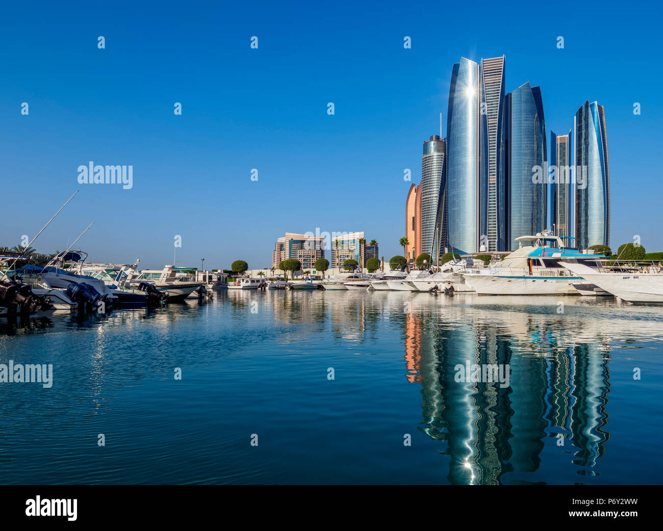 Skyline con Marina e Etihad torri, Abu Dhabi, Emirati Arabi Uniti Foto Stock