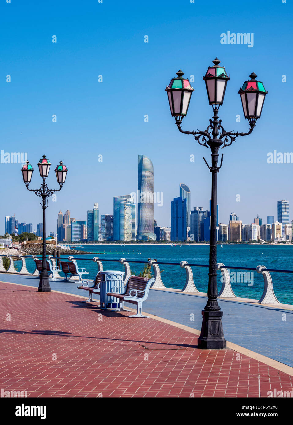 Skyline del centro città visto dalla Marina, Abu Dhabi, Emirati Arabi Uniti Foto Stock