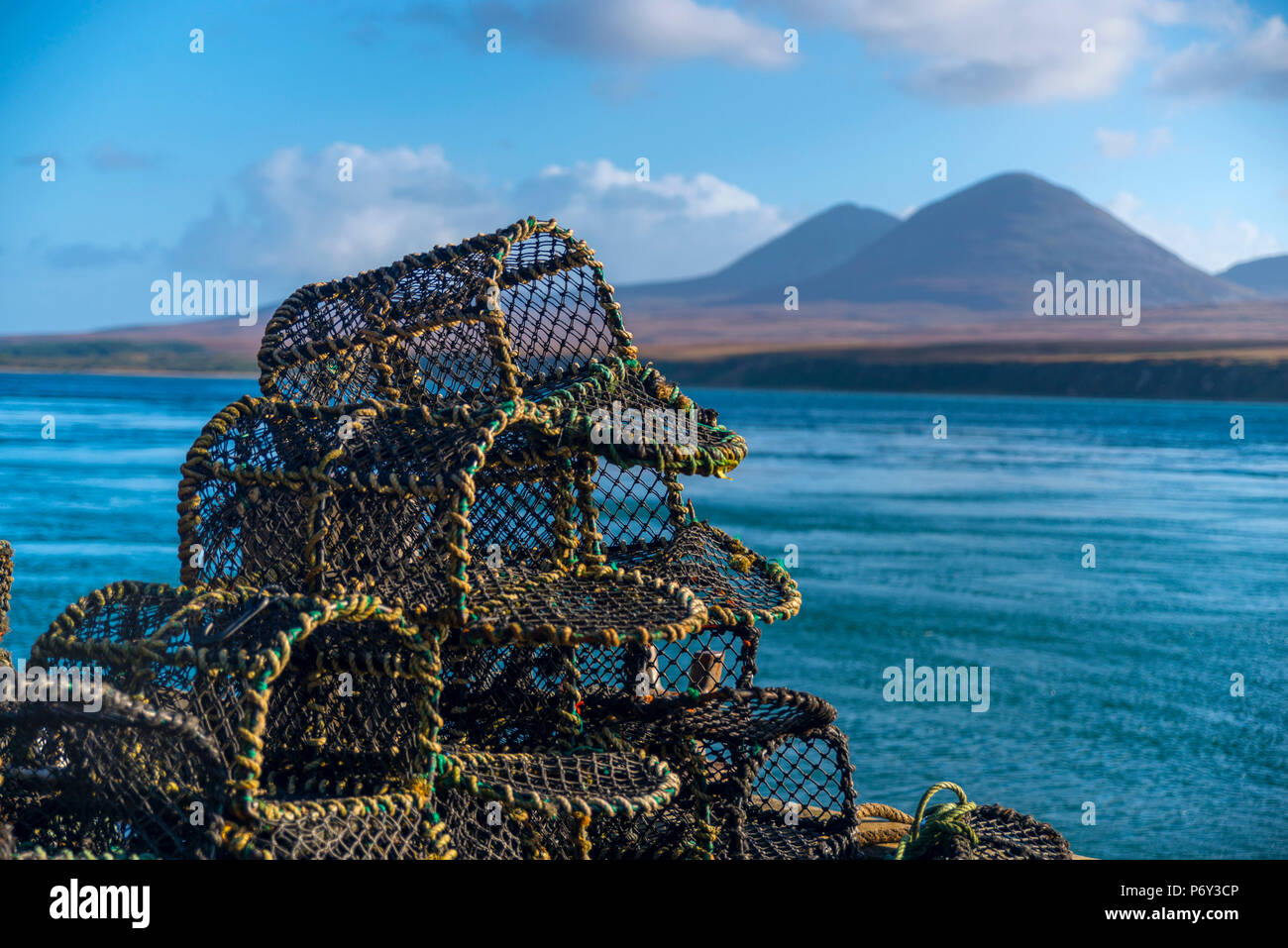Regno Unito, Scozia, Argyll and Bute, Islay, Port Askaig con Isle of Jura, pappe del Giura attraverso il suono di Islay Foto Stock