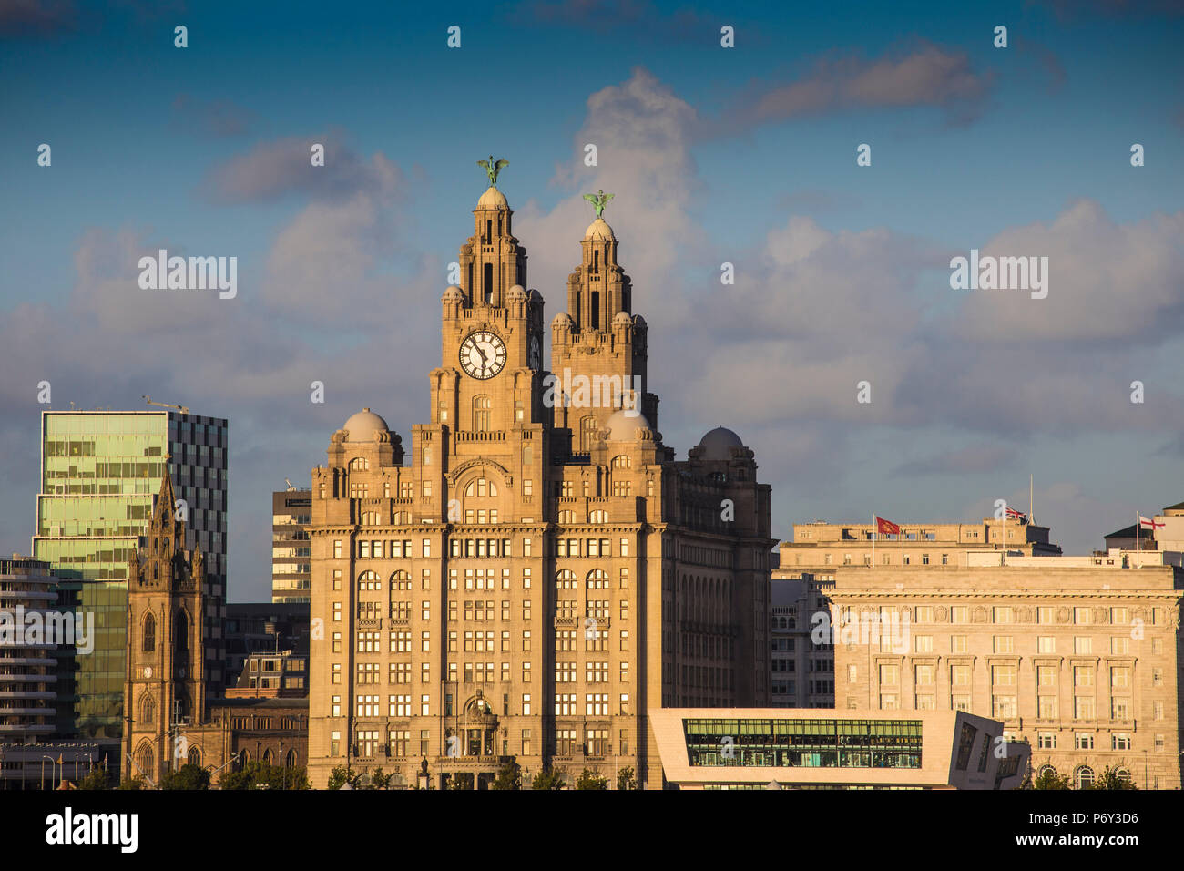 Inghilterra, Merseyside, Liverpool, vista del Royal Liver Building - con due torri di Orologio sormontato da due uccelli di fegato Foto Stock
