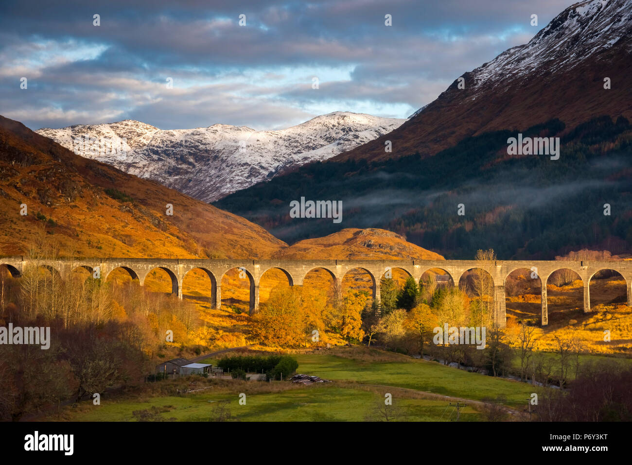 Regno Unito, Scozia, Highland, Loch Shiel, Glenfinnan, Glenfinnan viadotto ferroviario, parte del West Highland Line, reso famoso in JK Rowling Harry Potter Foto Stock