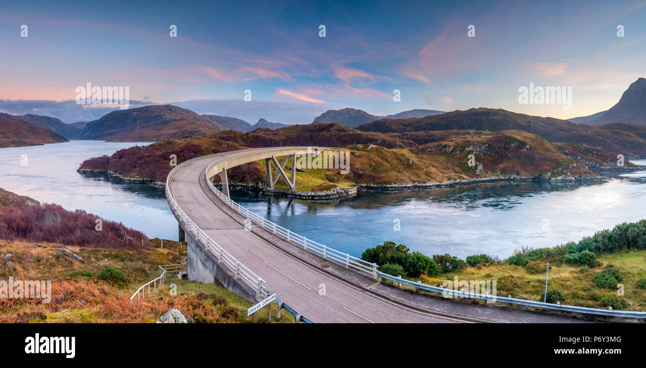 Regno Unito, Scozia, Highland, Sutherland, Loch un' Chairn Bhain, Kylesku, Kylesku Bridge, un punto di riferimento sulla costa nord 500 Itinerario turistico Foto Stock