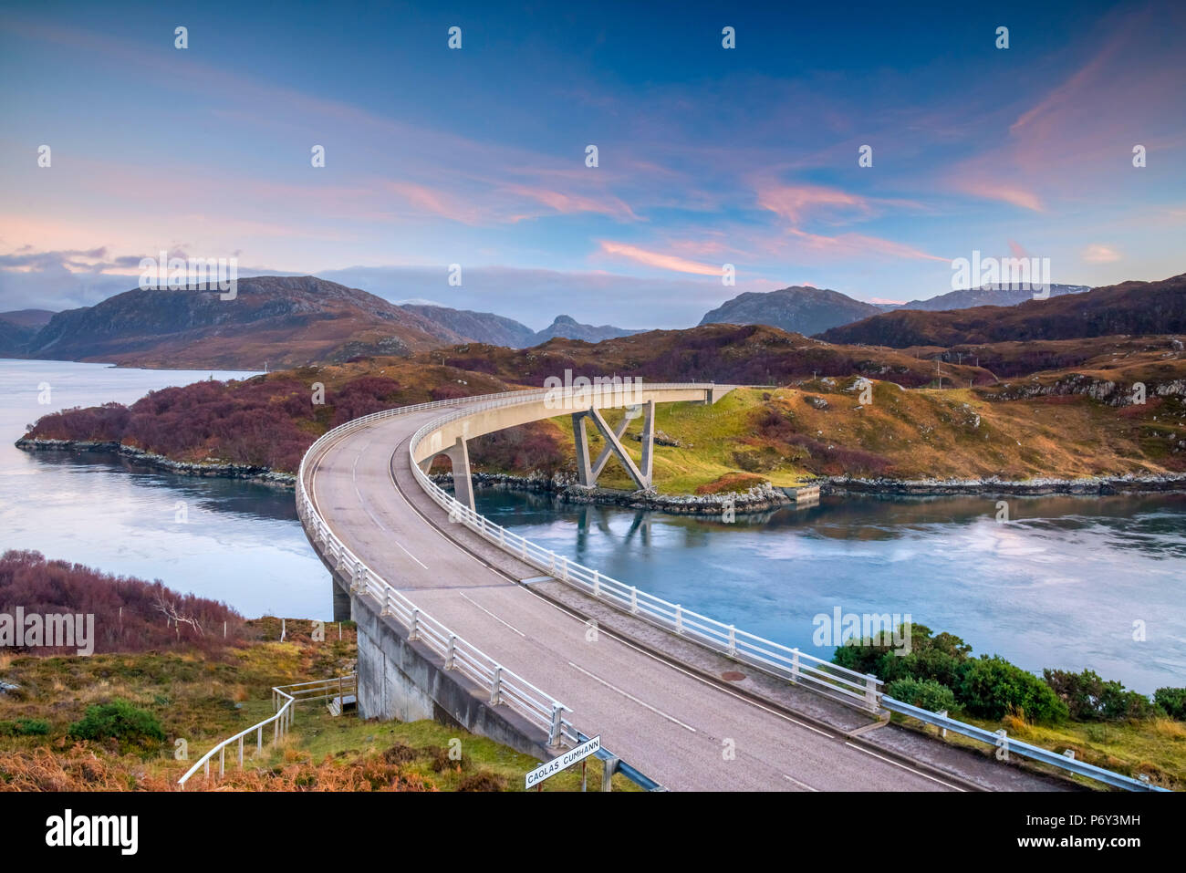 Regno Unito, Scozia, Highland, Sutherland, Loch un' Chairn Bhain, Kylesku, Kylesku Bridge, un punto di riferimento sulla costa nord 500 Itinerario turistico Foto Stock