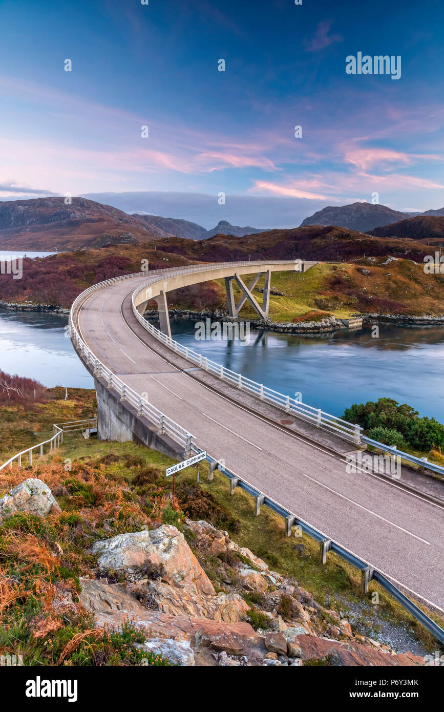 Regno Unito, Scozia, Highland, Sutherland, Loch un' Chairn Bhain, Kylesku, Kylesku Bridge, un punto di riferimento sulla costa nord 500 Itinerario turistico Foto Stock