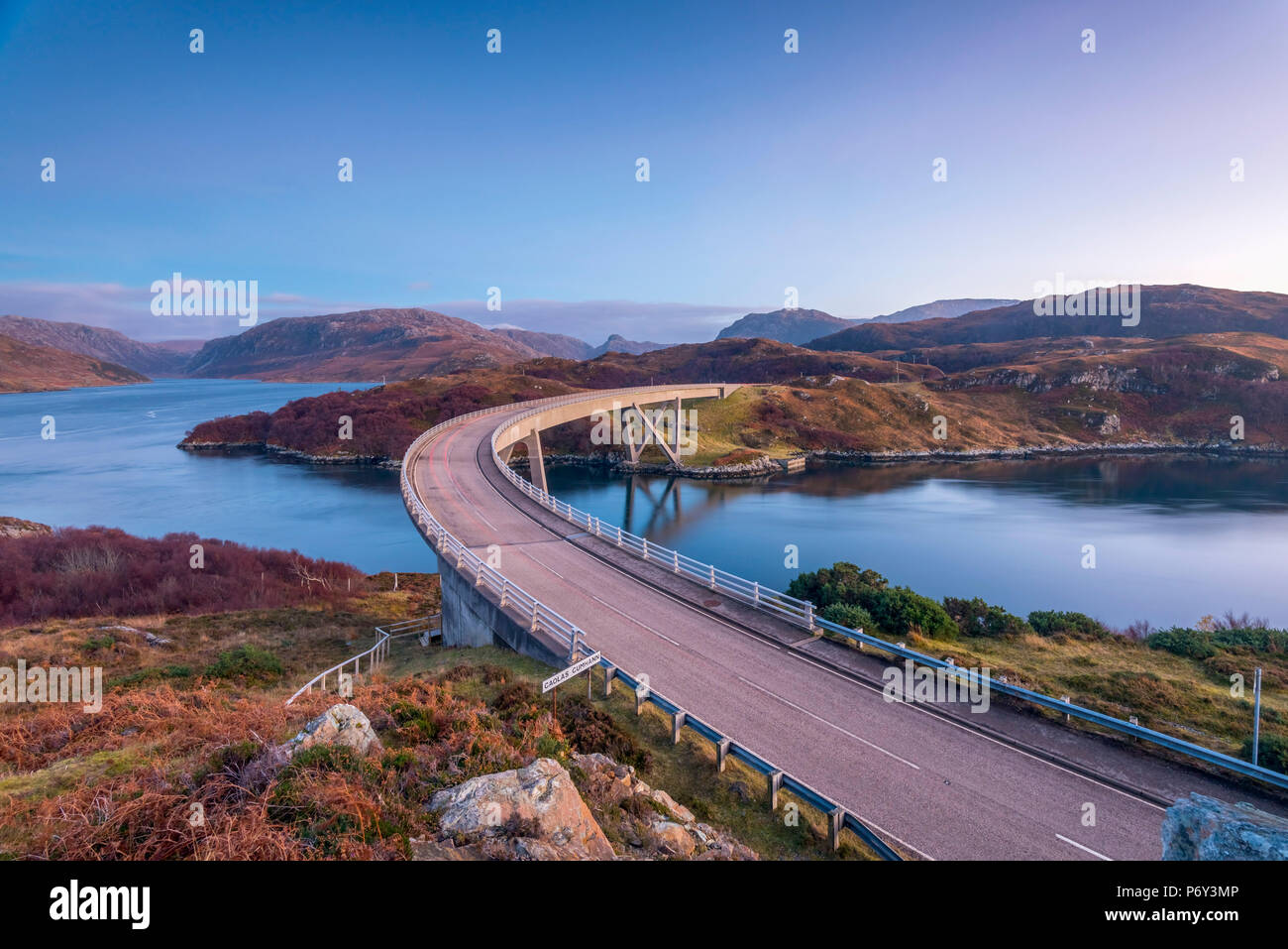 Regno Unito, Scozia, Highland, Sutherland, Loch un' Chairn Bhain, Kylesku, Kylesku Bridge, un punto di riferimento sulla costa nord 500 Itinerario turistico Foto Stock