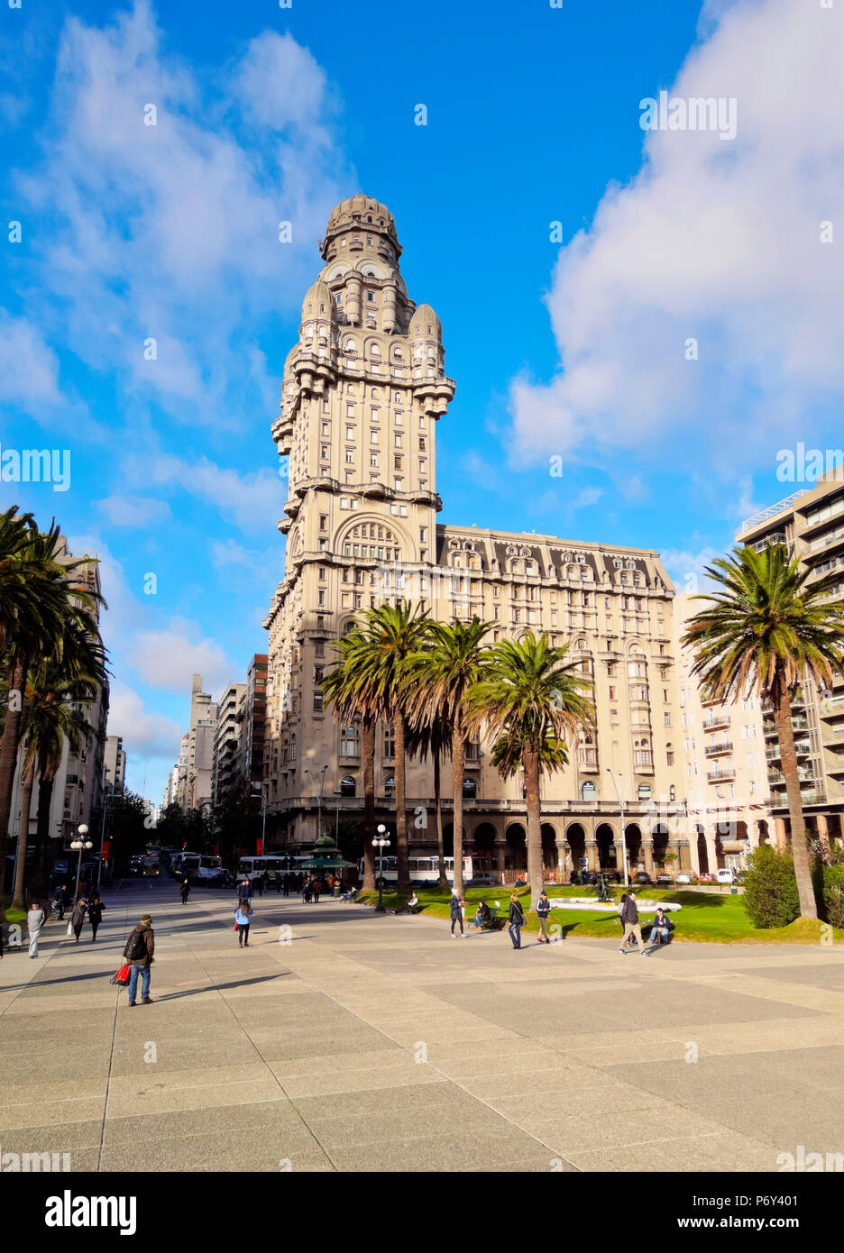 Uruguay, Montevideo, vista del Palazzo Salvo sulla Piazza Indipendenza. Foto Stock