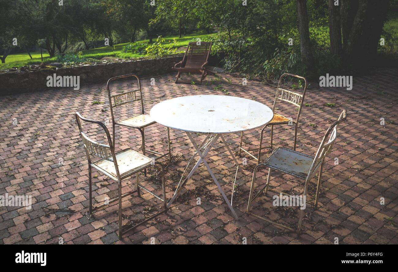 In vecchio stile sedie su una terrazza in Francia Foto Stock