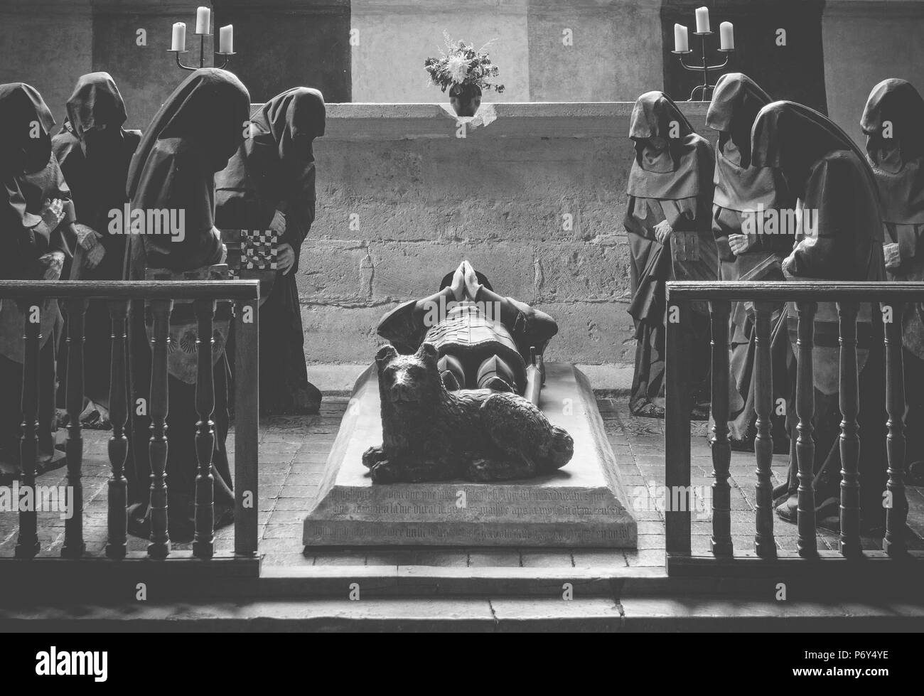 I monaci la preghiera a un funerale francese in un castello Foto Stock