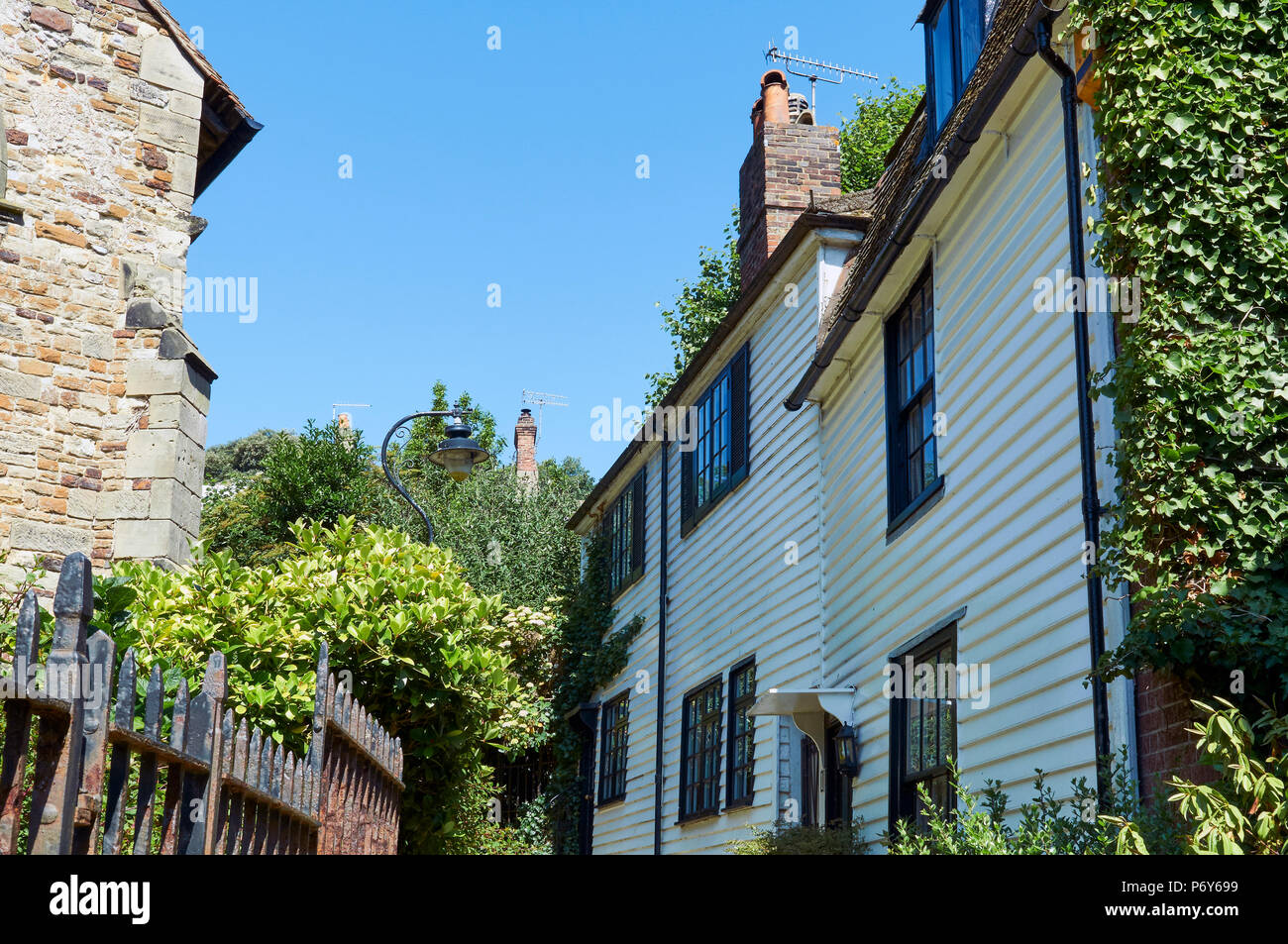 Vecchio weatherboarded cottages in chiesa il passaggio, Hastings Old Town, East Sussex, Regno Unito Foto Stock