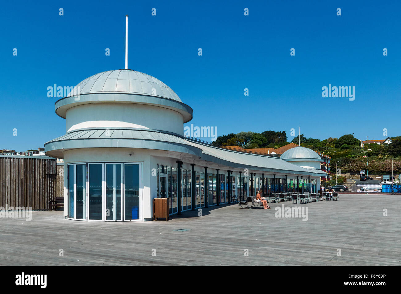 La recente ricostruzione cafe sul molo di Hastings in estate, East Sussex Regno Unito Foto Stock