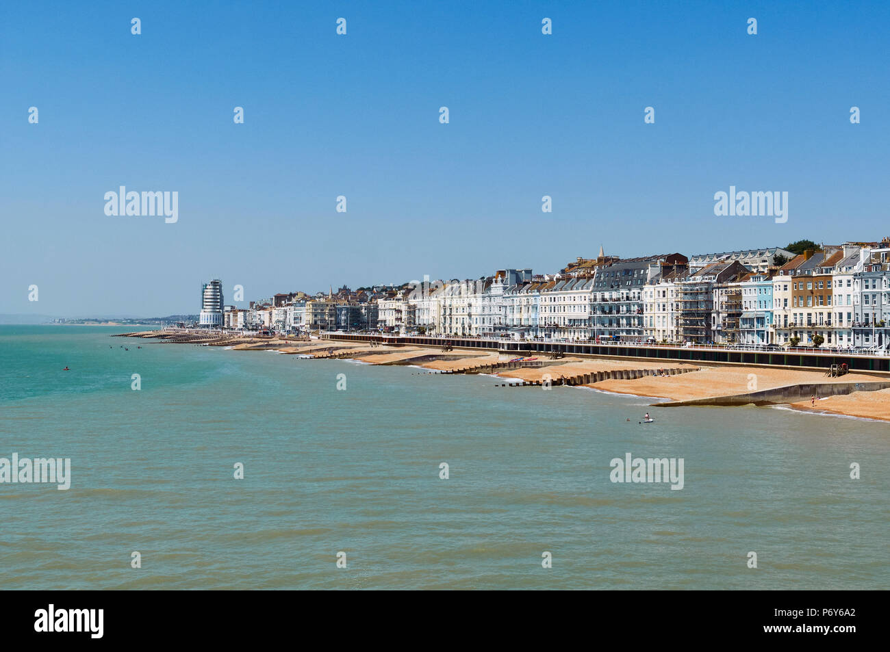 Hastings seafront, East Sussex, Regno Unito, con cielo blu in estate, guardando ad ovest Foto Stock