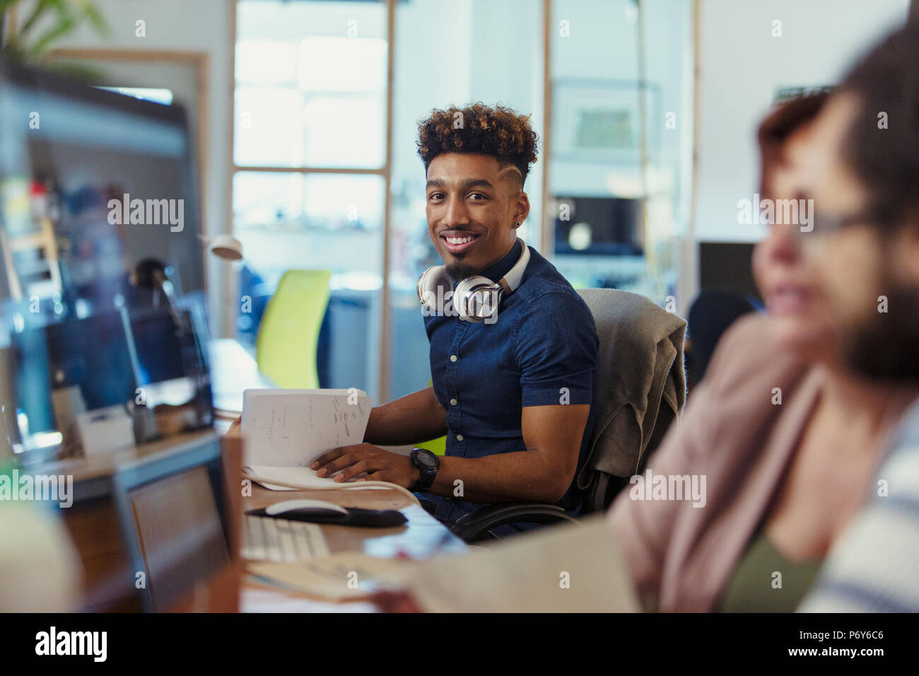 Ritratto sorridente e fiducioso imprenditore creativo lavoro in ufficio Foto Stock