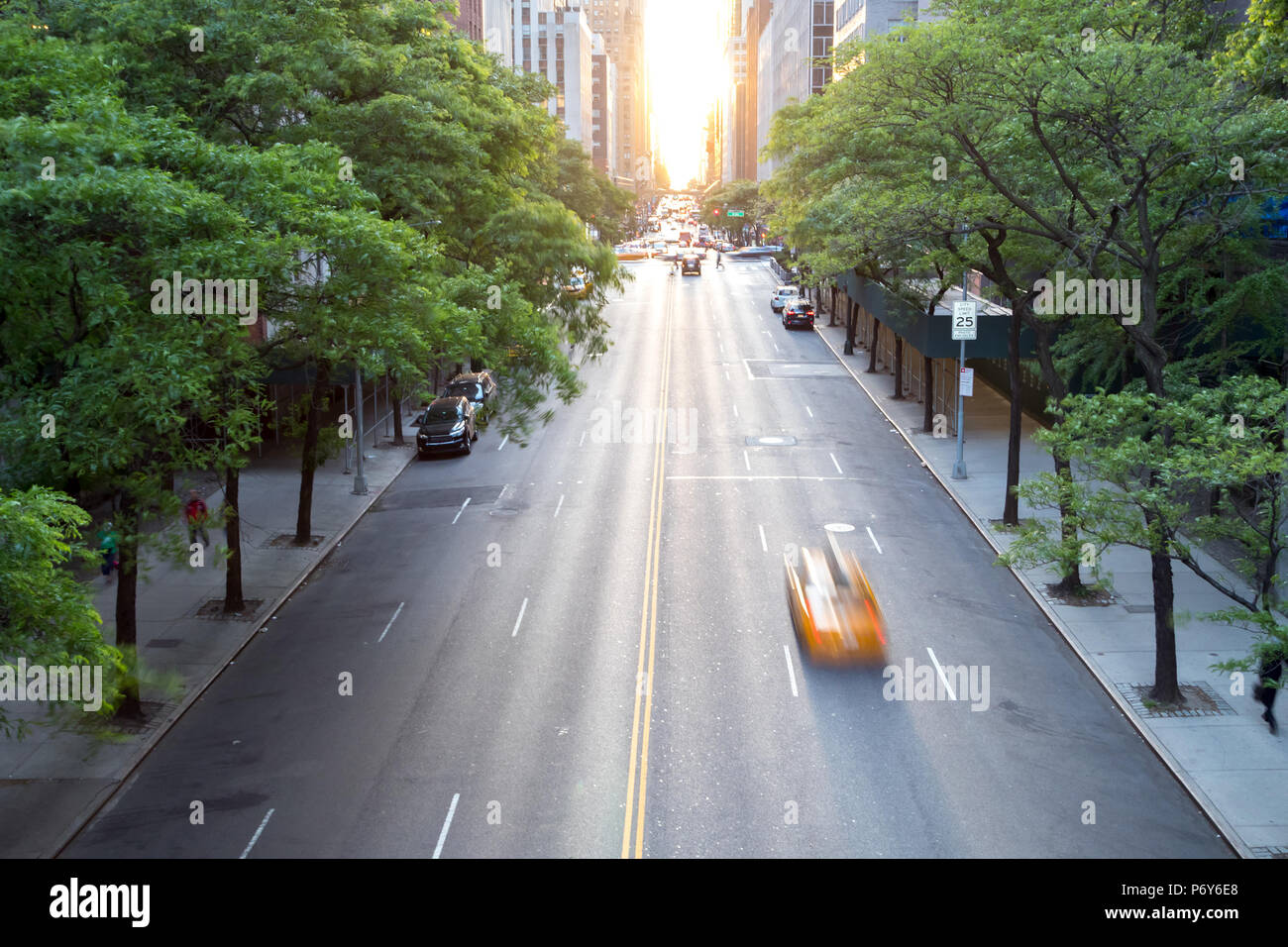 New York City taxi di accelerare 42nd Street nel centro di Manhattan con il tramonto in background Foto Stock
