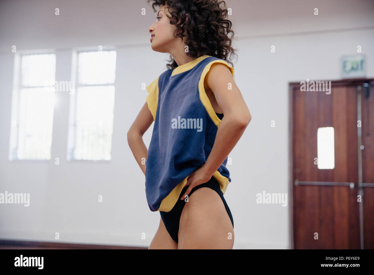 Montare il giovane ballerino femmina in appoggio in studio di danza Foto Stock