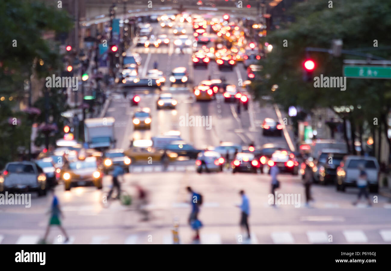 Attraversate il traffico luci sfocate sulla 42nd Street attraverso Manhattan New York City Foto Stock