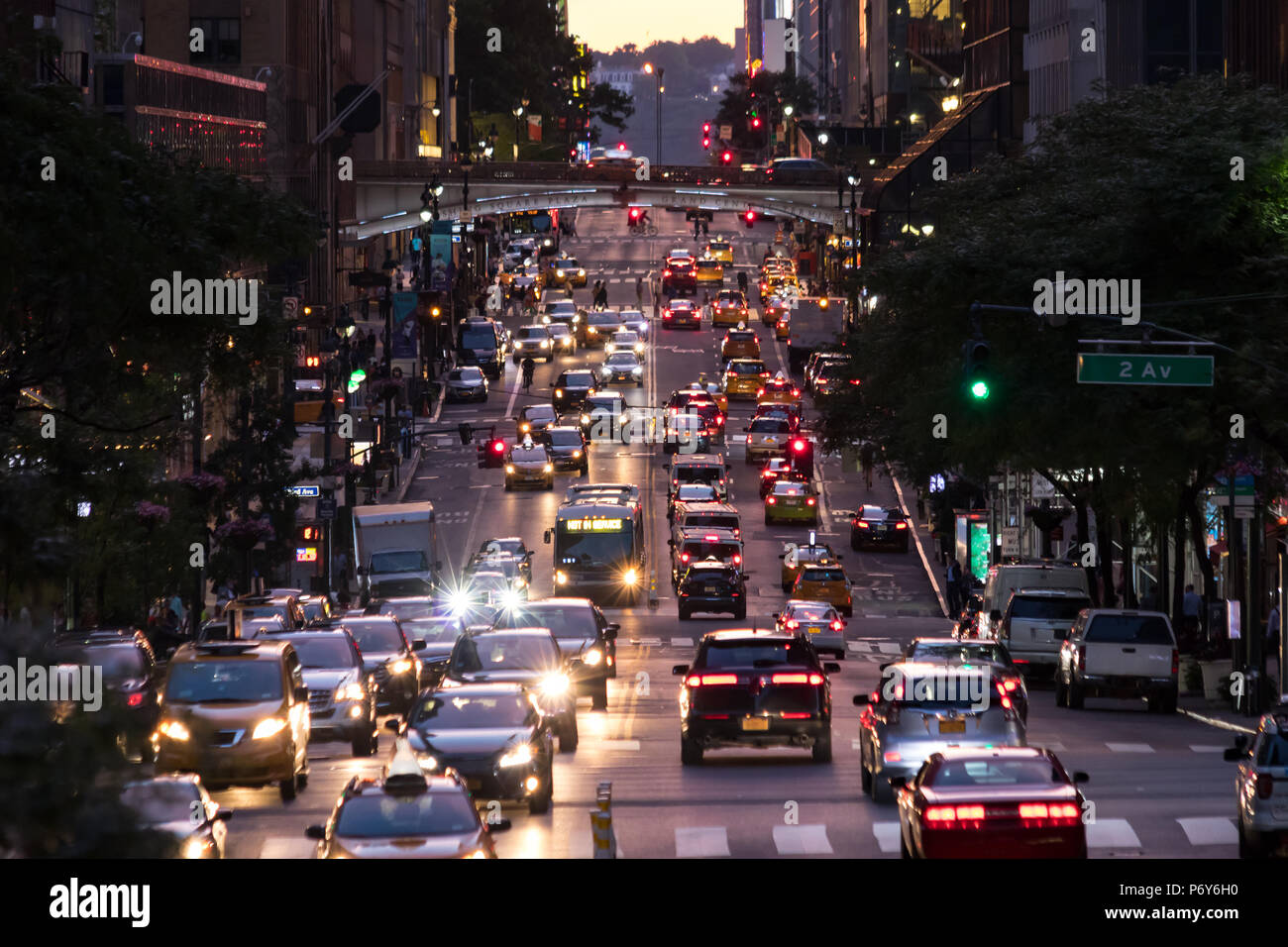 Luci attraversato dal traffico sulla 42nd Street nel centro di Manhattan a New York City Foto Stock