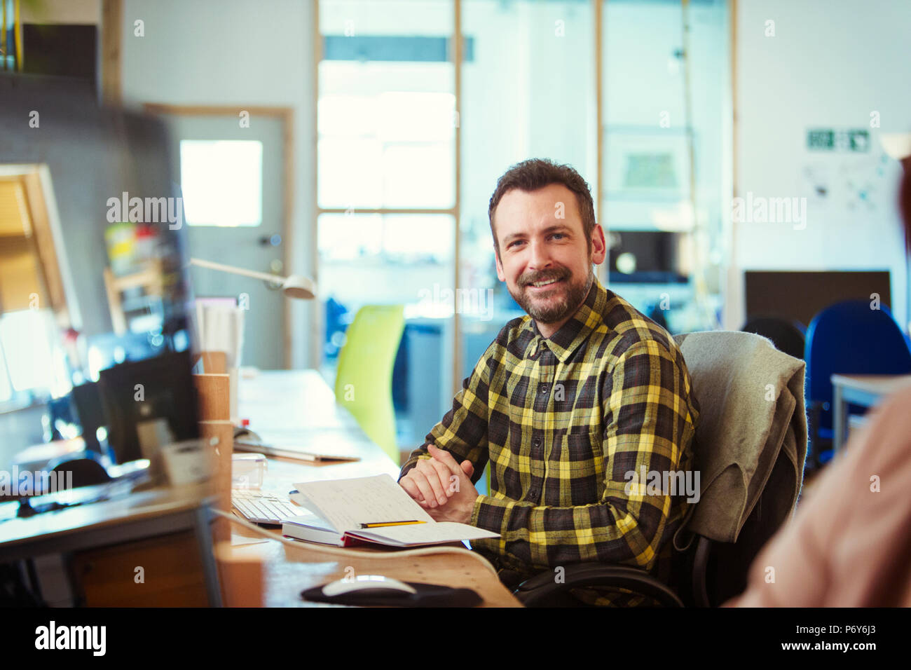 Ritratto sorridente e fiducioso imprenditore creativo lavoro in ufficio Foto Stock