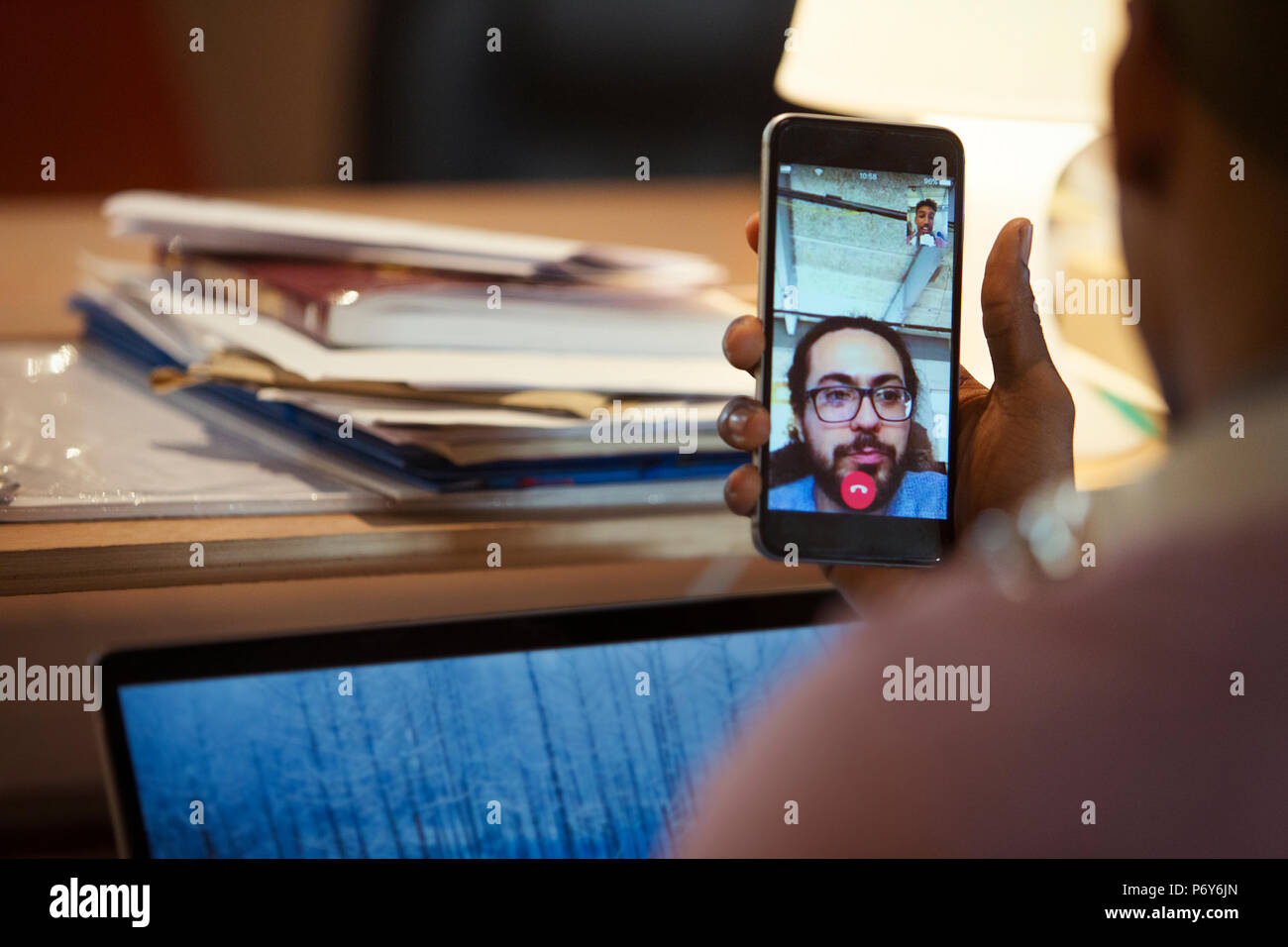 Proprietario della chat video con un collega su smart phone Foto Stock