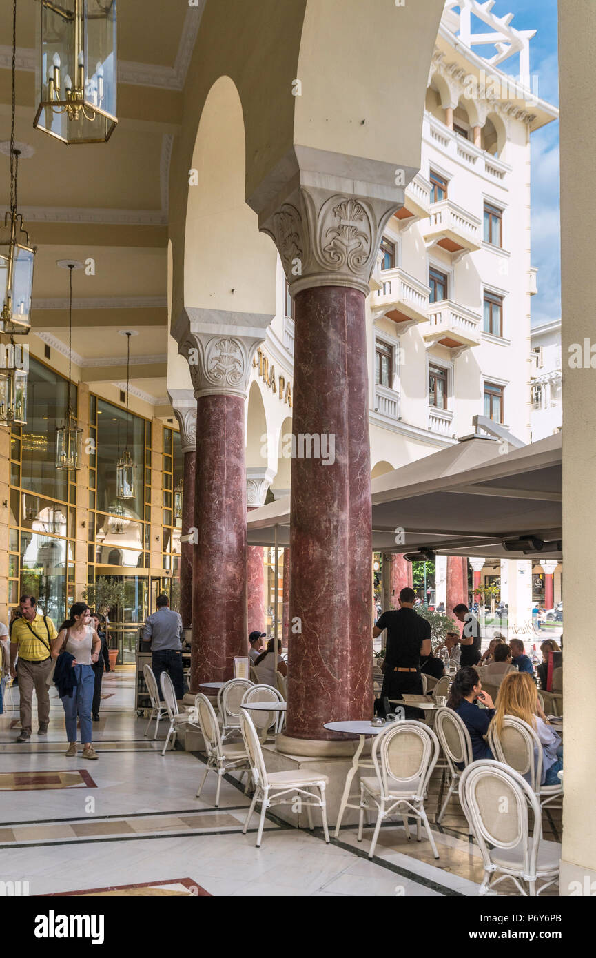 Un cafe bar sotto il portico dell'Electra Palace Hotel di Aristotelous square. Macedonia di Salonicco, Grecia settentrionale Foto Stock