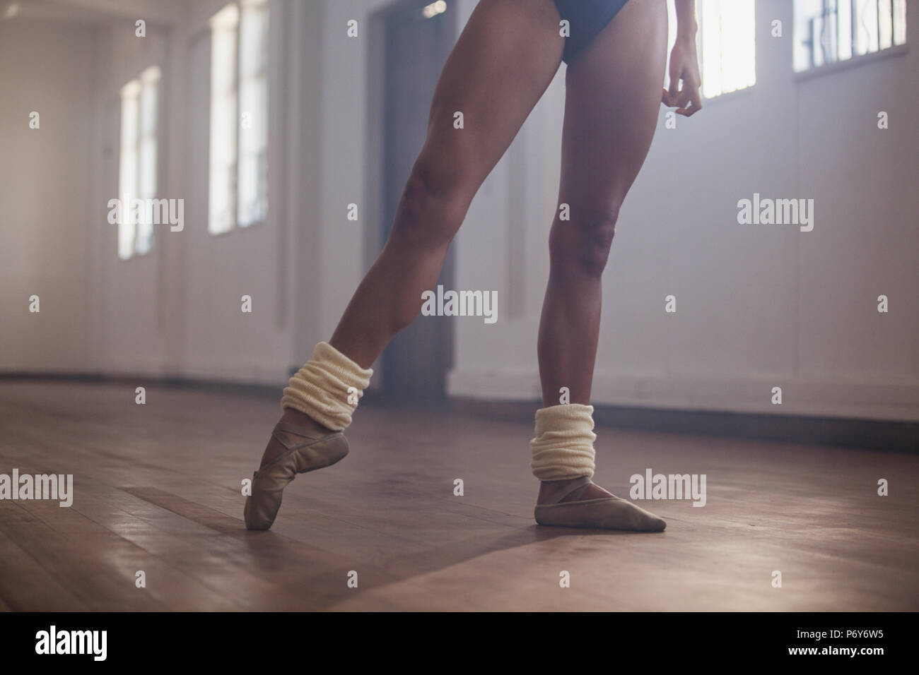Grazioso femmina giovane ballerina la pratica in studio di danza Foto Stock