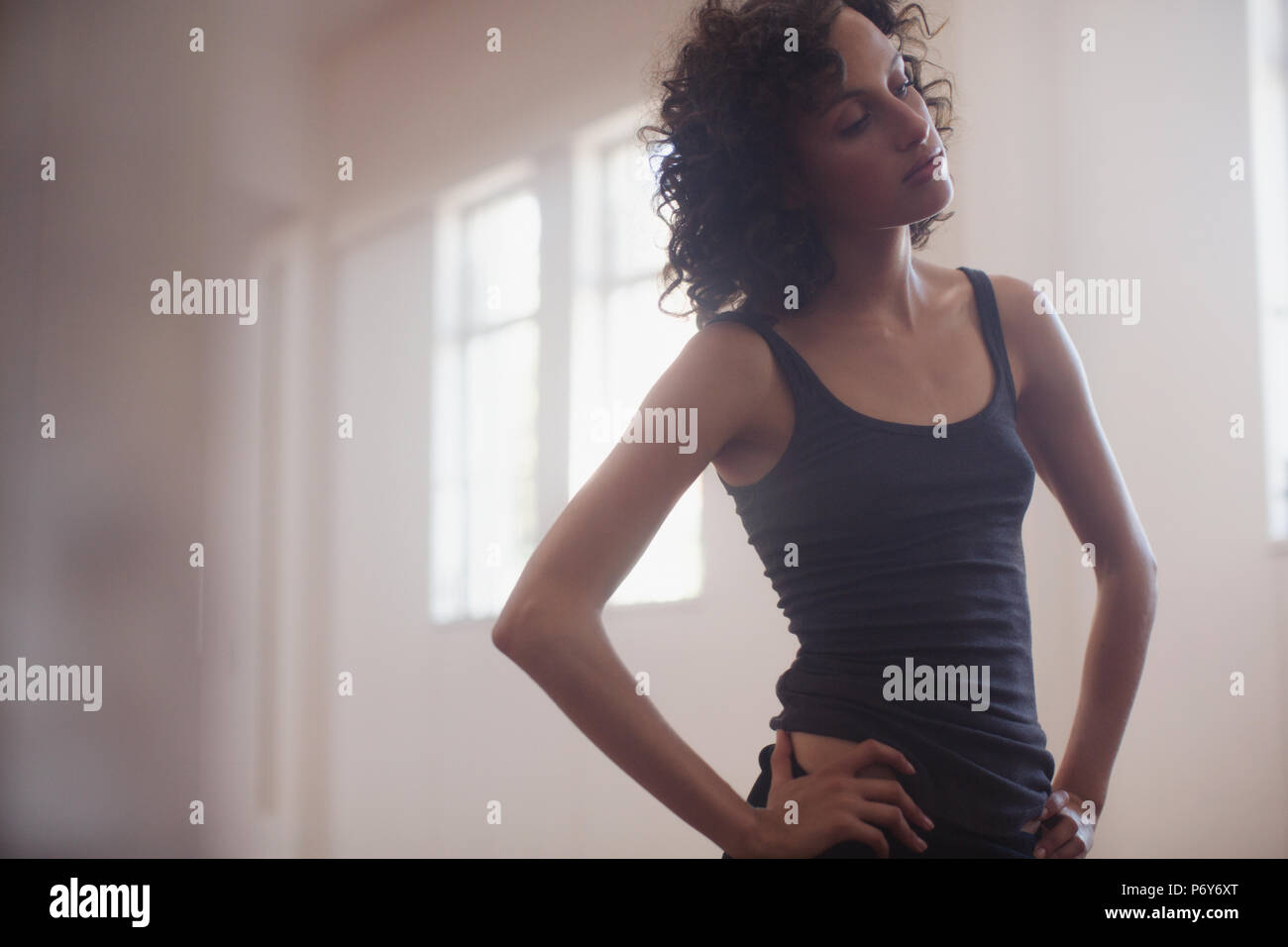 Focalizzata, dedicato giovane ballerino femmina in appoggio in studio di danza Foto Stock