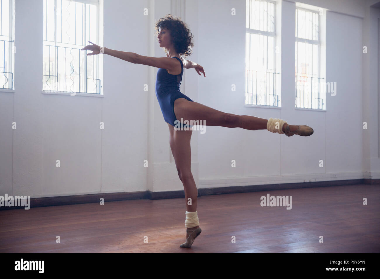 Grazioso giovane ballerino femmina la pratica in studio di danza Foto Stock