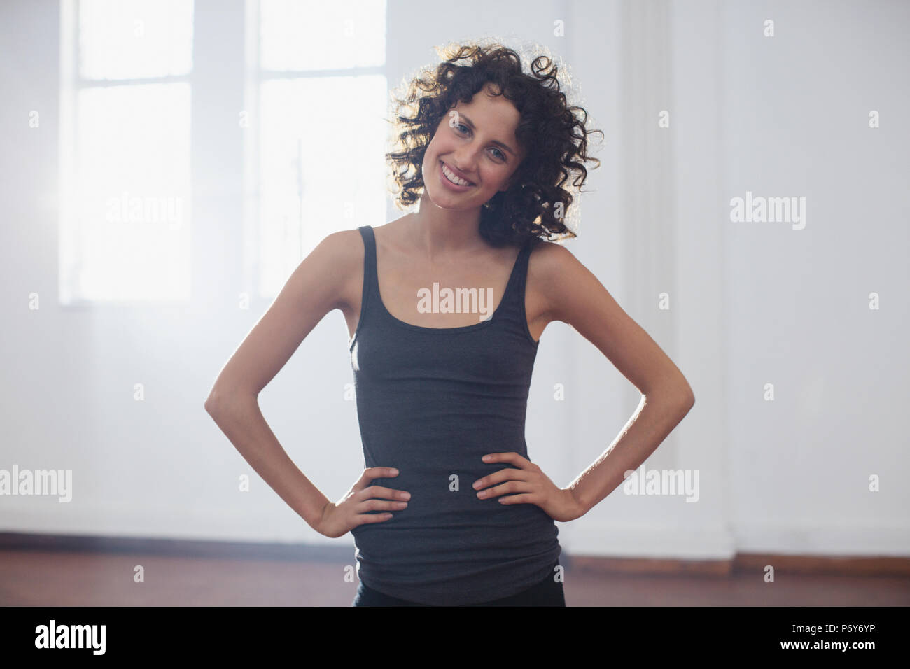 Ritratto sorridente e fiducioso femmina giovane ballerino in studio di danza Foto Stock