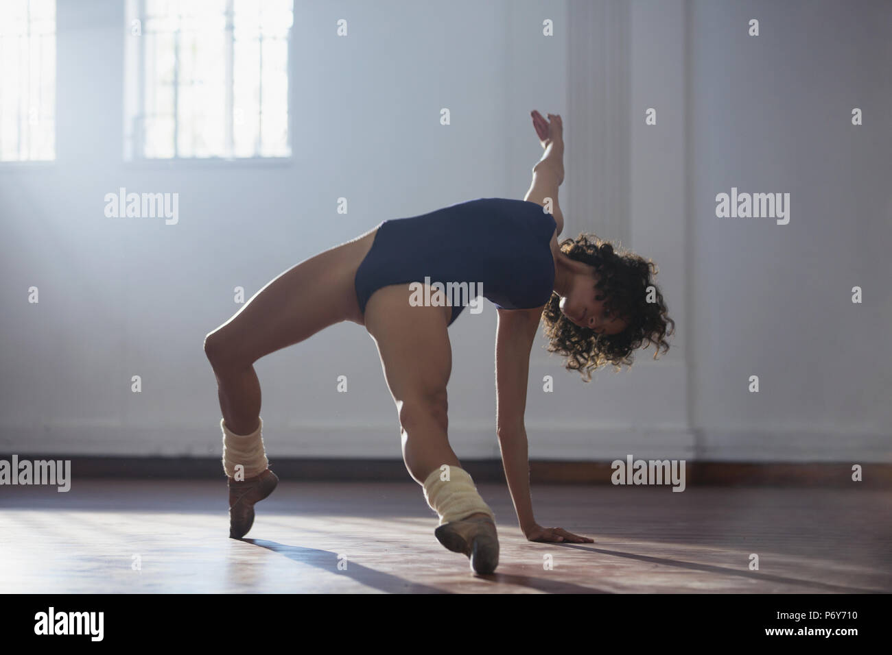 Forte giovane ballerino femmina la pratica in studio di danza Foto Stock